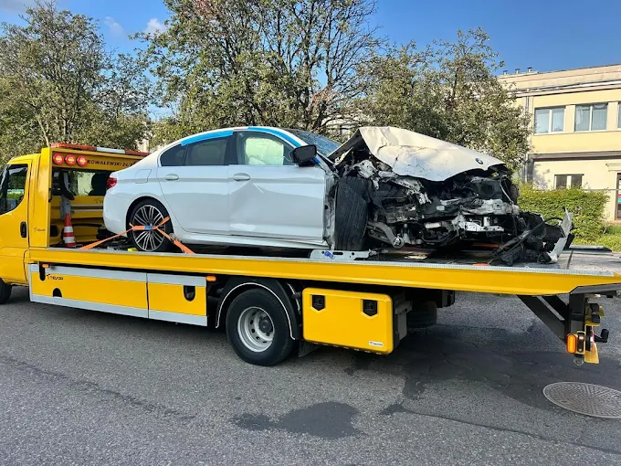 Uszkodzone auto po wypadku