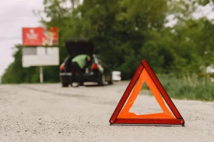 Trójkąt ostrzegawczy na drodze
